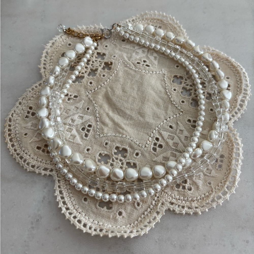 Elegant Pearl and Crystal Necklace